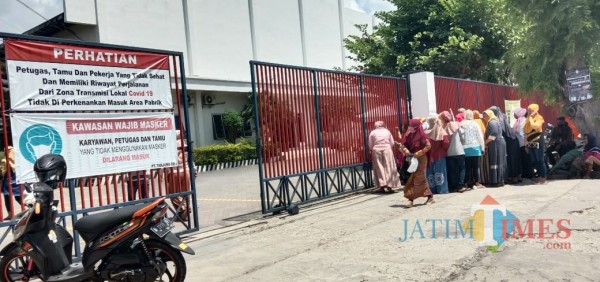 Sejumlah karyawan mulai memadati pintu masuk PT Tanjung Odi Sumenep. (Foto: Ist/JatimTIMES)