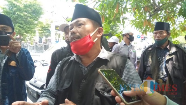 Tampak, Moh Anwar salah satu warga Desa Pocong, saat diwawancarai (foto/istimewa)