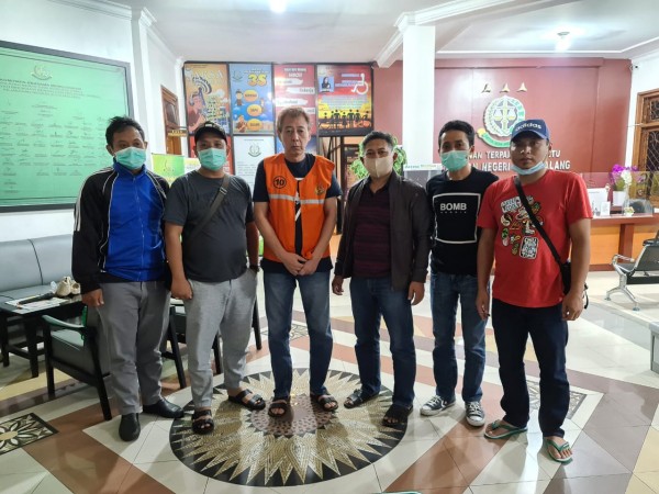 Tim Kejaksaan Negeri Kota Malang yang melakukan penangkapan DPO Kejari Karanganyar (Ist)