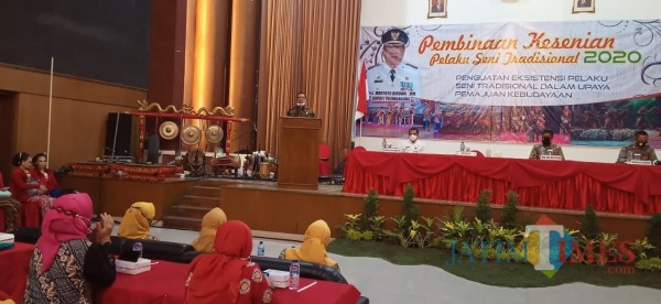 Bupati Tulungagung, Maryoto Birowo saat membuka pelatihan pekerja seni (foto : Joko Pramono/Jatim Times)