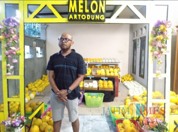 Jamaluddin saat berada di Rumah Melon miliknya di Desa Artodung, Kecamatan Galis, Kabupaten Pamekasan, (Foto:Rozy/JatimTimes.com)