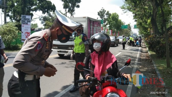 Kasat Lantas Polres Tulungagung, AKP Aristianto Budi Sutrisno saat memeriksa kelengkapan salah satu pengendara (Joko Pramono for Jatim TIMES)