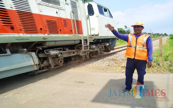 Matukin, relawan tanpa bayaran yang selalu menjaga perlintasan kereta api (Foto : Anang Basso / Tulungagung TIMES)