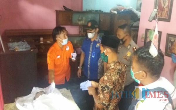 Petugas saat melalukan olah TKP di warung tempat Subiyatmoko meninggal dunia / Foto : Dokpol / Tulungagung TIMES