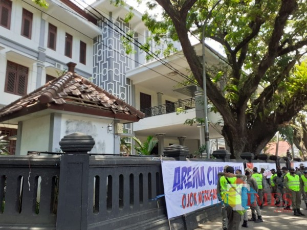 Suasana area depan gedung DPRD Kota Malang jelang adanya aksi susulan tolak UU Cipta Kerja. (Arifina Cahyanti Firdausi/MalangTIMES).
