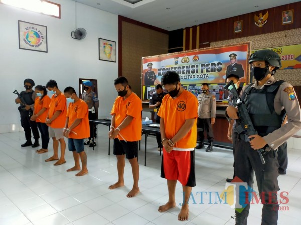 Polisi mengamankan 5 tersangka kasus penyelundupan sabu-sabu ke rumah tahanan Polres Blitar Kota