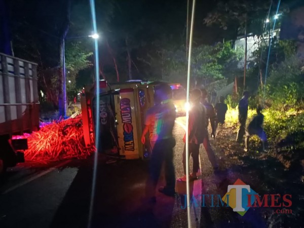 Polisi mengevakuasi truk muatan tebu yang terguling di jalur Blitar-Malang