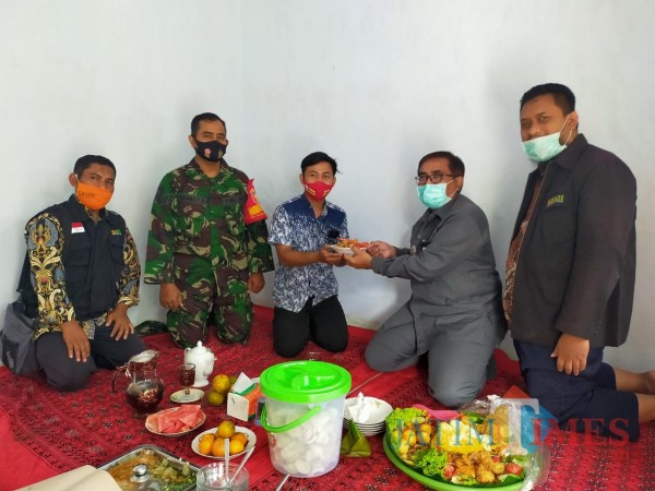 (Dari kanan) Manajer BMH Jatim Gerai Malang Sony Abdul Karim, Camat Singosari Heri Krisyanto, penerima bantuan bernama M. Wahid, dan babinsa Wonorejo Serka Rahmad. (Ist)
