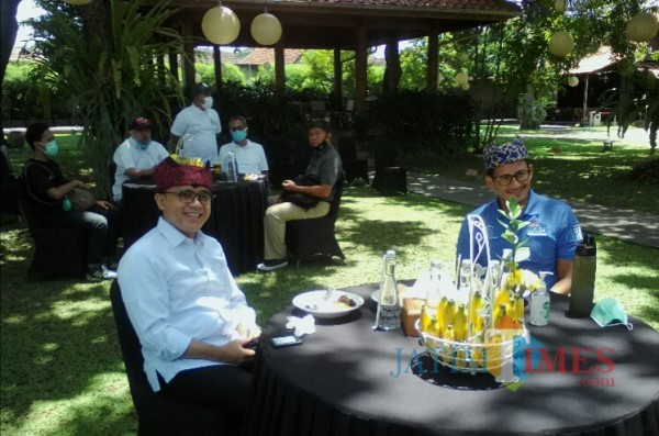 Bupati Banyuwangi saat menerima Sandiaga Uno di pendopo bagian belakang (Nurhadi Banyuwangi Jatim Times)