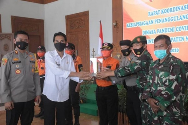 Bupati Madiun Saat Menyerahkan Penghargaan.