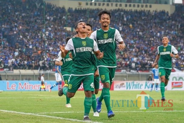 Foto selebrasi pemain Persebaya yang dipermasalahkan manajemen