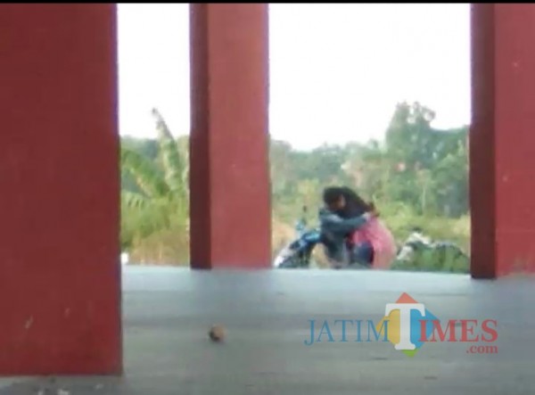 Hasil screnshoot dari video pasangan muda-mudi yang ciuman dan pelukan di area luar Stadion Gelora Madura Ratu Pamelingan Pamekasan, Rabu (14/10/2020)