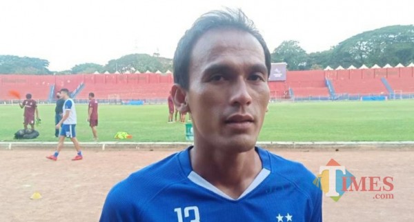 Kapten Kesebelasan Persik Kediri Faris Aditama saat memberikan keterangan.(eko arif s/Jatimtimes)