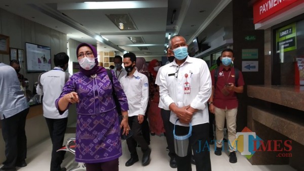 Asisten Deputi Pelaksanaan Kebijakan dan Evaluasi Pelayanan Publik Wilayah II Kemen PAN-RB Noviana Andrina saat meninjau layanan di Disnaker-PMPTSP Kota Malang dengan didampingi Kepala Disnaker-PMPTSP Kota Malang Erik Setyo Santoso. (Pipi A/MalangTIMES)