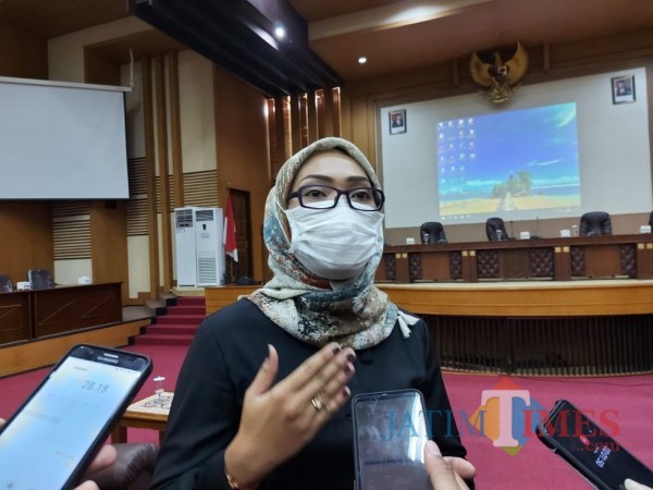 Ketua KPU Kabupaten Malang, Anis Suhartini saat ditemui awak media di Gedung DPRD Kabupaten Malang, Rabu (14/10/2020). (Foto: Tubagus Achmad/MalangTimes)