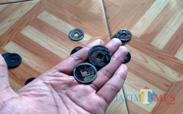 Koin kuno yang ditemukan warga di Dusun Mojounggul, Desa/ Kecamatan Bareng, Jombang (Foto: Adi Rosul/ JombangTIMES)