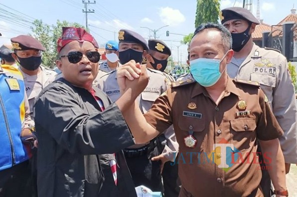 Korlap aksi Basri bersama Kasubag 3 Vin Kejari Pamekasan, Joko S . (Foto:Rozy/JatimTimes.com)