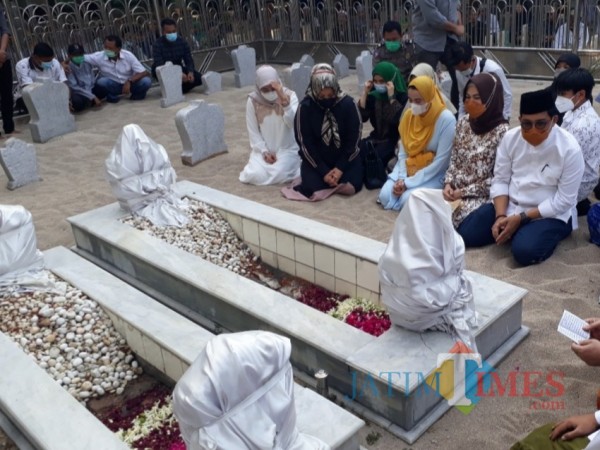 Machfud Arifin beserta keluarga ketika melakukan ziarah ke Makam Sunan Ampel