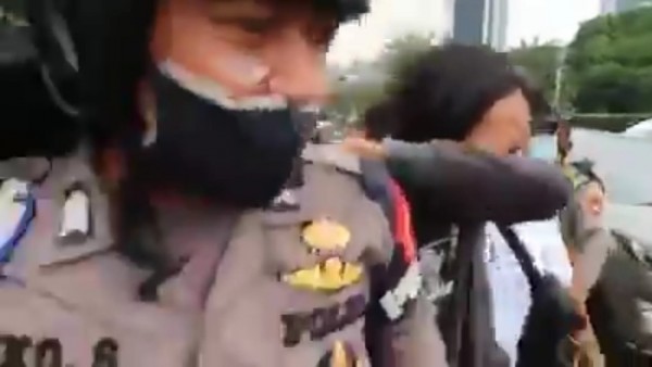 Massa aksi demo nangis saat ditangkap (Foto: Screenshoot)