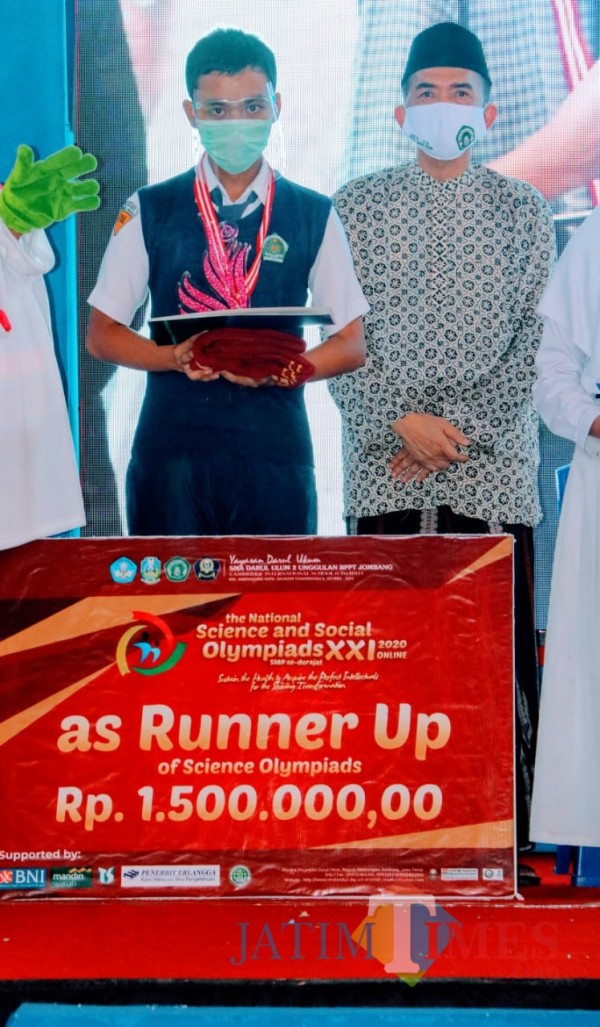 Muhammad Zidan (kiri) saat menerima penghargaan di Olimpiade SSO