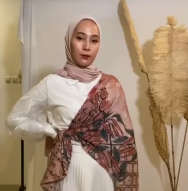 Outfit dengan hinan scarf senagai item fashion penunjang. (Foto: Instagram @dewi_melki).