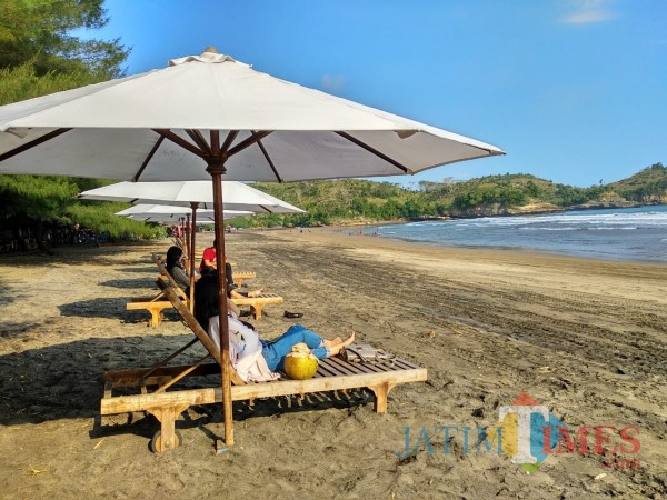 Pantai Serang, salah satu destinasi wisata di Kabupaten Blitar yang sudah kembali dibuka untuk wisatawan.(Foto : Malik Naharul/BlitarTIMES)