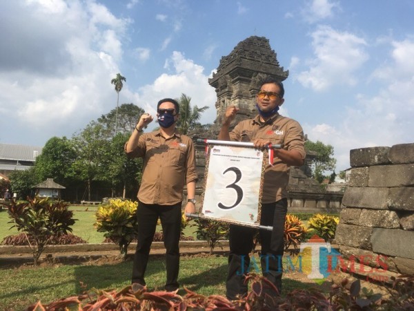 Pasangan jalur perseorangan saat membacakan deklarasi di Candi Singosari (Foto : Ashaq Lupito / MalangTIMES)