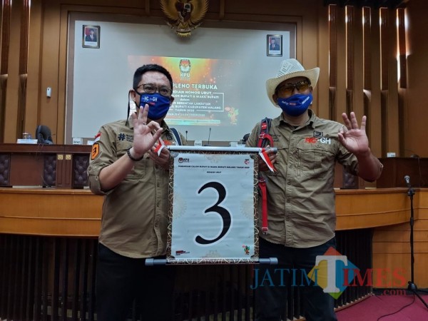 Paslon Heri Cahyono-Gunadi Handoko seusai mengambil nomor urut yang bertempat di Gedung DPRD Kabupaten Malang, Rabu (14/10/2020). (Foto: Tubagus Achmad/ MalangTIMES)