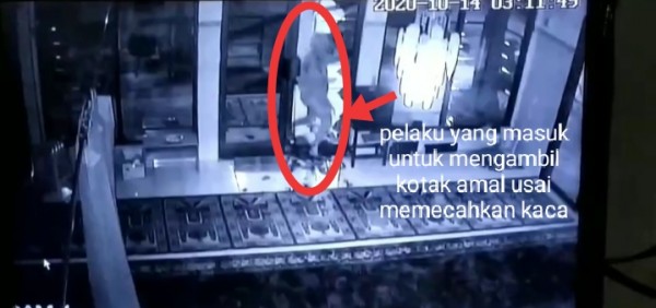 Pelaku saat masuk ke dalam musala usai memecahkan kaca pintu (Ist)