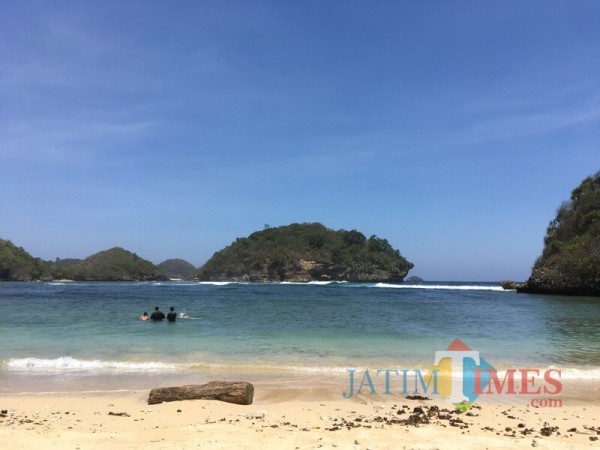 Salah satu objek wisata pantai di Kabupaten Malang yang memicu peningkatan 3 sektor penunjang pajak daerah (Foto : Dokumen MalangTIMES)