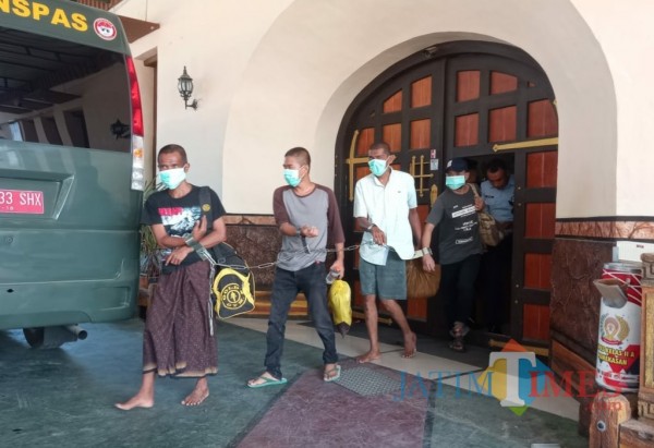 Suasana saat sejumlah tahanan kasus narkoba dikeluarkan dari Lapas Kelas IIA Pamekasan. (Foto:Ist/JatimTimes.com)