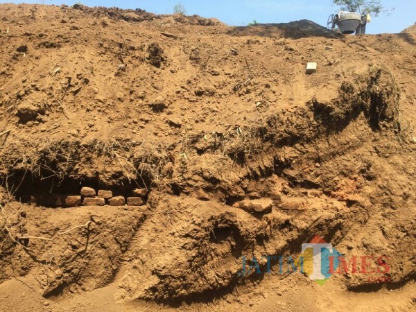 Temuan struktur bata kuno di area proyek Perumahan Taman Tirta di Ngenep, Karangploso. (Foto: istimewa)