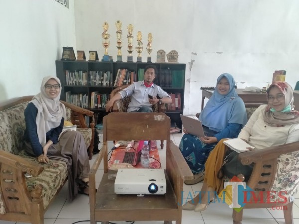 Eko Sutrisno (tengah) dalam salah satu kegiatannya di Kampus UNIM Mojokerto. (Foto: Eko untuk mojokertotimes.com)