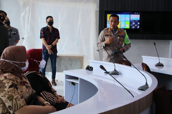 Kombes Pol Leonardus Simarmata menjelaskan pelayanan di Polresta Malang Kota kepada Kemenpan RB (Humas Polresta Malang Kota)