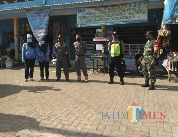 Koramil 0820/04 Bantaran saat menggelar penegakan prokes covid-19. (Foto: Mabrur/ProbolinggoTIMES)