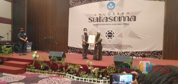 Muna Masyari, Penulis Buku asal Kabupaten Pamekasan, Madura saat menerima piagam penghargaan Anugerah Sutasoma dari dari Balai Bahasa Jawa Timur.