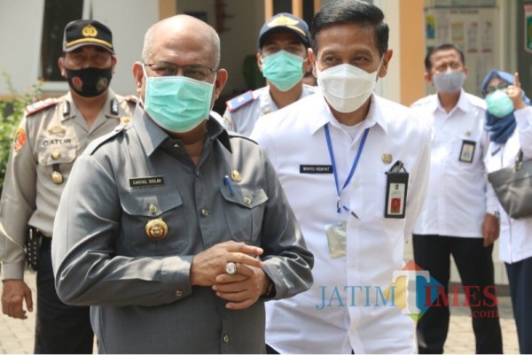 Pjs Bupati Malang Sjaichul Ghulam (kiri) didampingi Sekda Kabupaten Malang Wahyu Hidayat (kanan) saat meninjau kesiapan protokol kesehatan (Foto : Dokumen)
