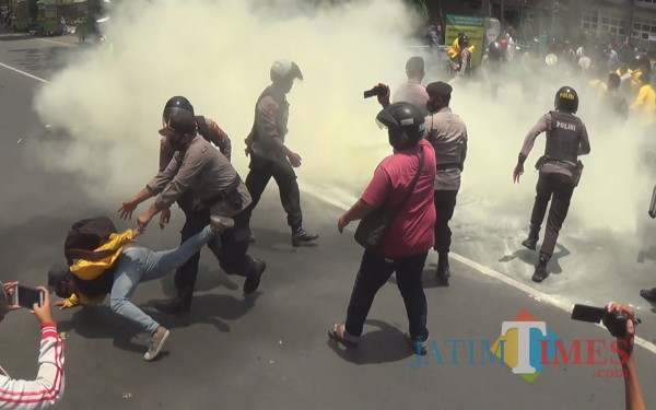 Polisi bubarkan aksi mahasiswa di depan kampus Undar Jombang. (Foto: Adi Rosul/JombangTIMES)