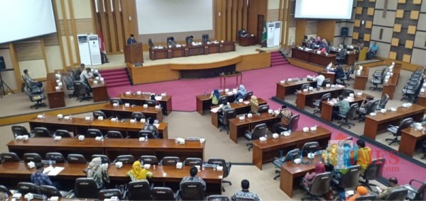 Suasana rapat paripurna DPRD Kabupaten Malang tentang pembahasan Rancangan Perda tentang Jasa Umum dan Usaha.