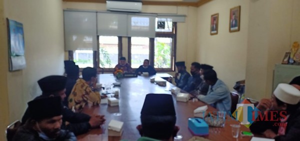 Tampak, pemuda yang tergabung dalam Komunitas Pemuda Klapayan saat audiensi ke Komisi A DPRD Bangkalan. (Foto: Dokumen BangkalanTIMES)