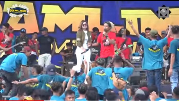 Anggun Pramudita dan MC Ridho yang viral dengan jargon 'Tarik Sis Semongko' (screenshot Aneka Safari Records)
