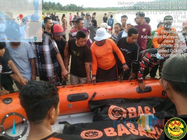 Tim SAR Gabungan saat membawa jenazah dua remaja tenggelam di Pantai Badug, Desa Pesanggaran, Banyuwangi. (Nurhadi Banyuwangi Jatim Times