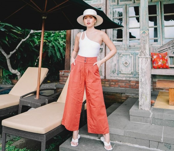 Gaya busana dengan One Shoulder Top ala influencer Olivia Lazuardy. (Foto: Instagram @olivialazuardy).