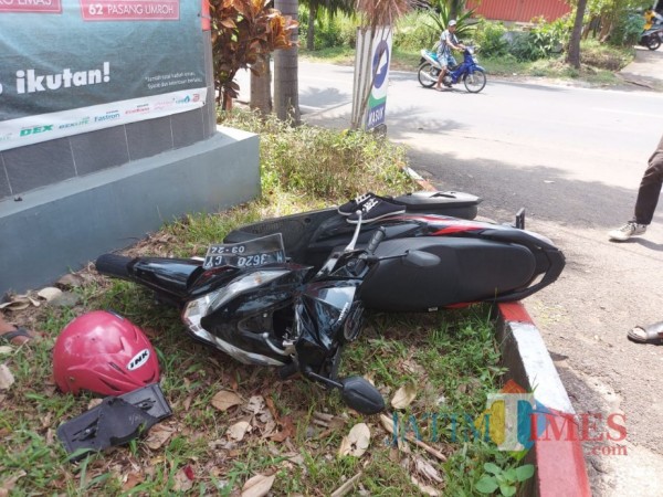 Tampak sepeda motor matic yang dikendarai Ilma dan Linda berada di pinggir jalan setelah dilakukan evakuasi, Kamis (15/10/2020). (Foto: Tubagus Achmad/MalangTimes)