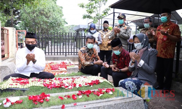 Wali Kota Batu Dewanti Rumpoko bersama Wakil Wali Kota Punjul Santoso dan pimpinan OPD saat ziarah ke makam Wali Kota Batu pertama Imam Kabul di TPU Samaan, Kamis (15/10/2020). (Foto: istimewa)
