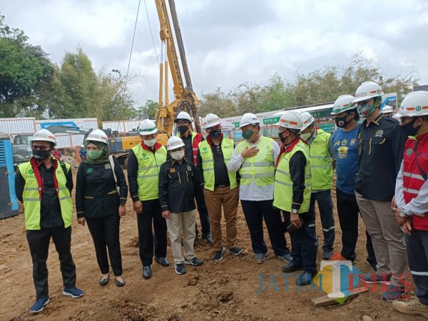 Anggota Komisi C DPRD Kota Malang saat meninjau langsung proses pembangunan RS BRI di Jl. Mayjend Panjaitan atau Betek (Komisi C DPRD Kota Malang for MalangTIMES).