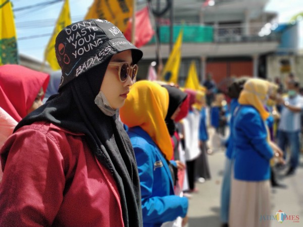 Aktivis perempuan dari Kopri PMII dan GMNI Sumenep saat demo di Mapolres (Foto: Syaiful Ramadhani/ JatimTIMES)