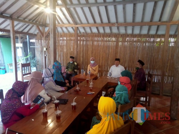 Anggia Ermarini dan Yasin Hermanto konsolidasi bersama pengurus dan kader Fatayat NU Kota Blitar.(Foto : Aunur Rofiq/BlitarTIMES)