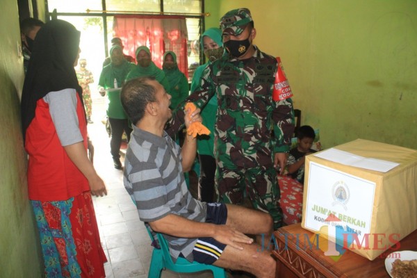 Dandim 0808/Blitar Letkol Arh Dian Musriyanto menjenguk anggota yang sedang sakit