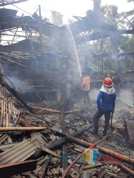 Petugas saat berupaya memadamkan kebakaran di lokasi kejadian (Foto: PPK Kabupaten Malang for MalangTIMES)